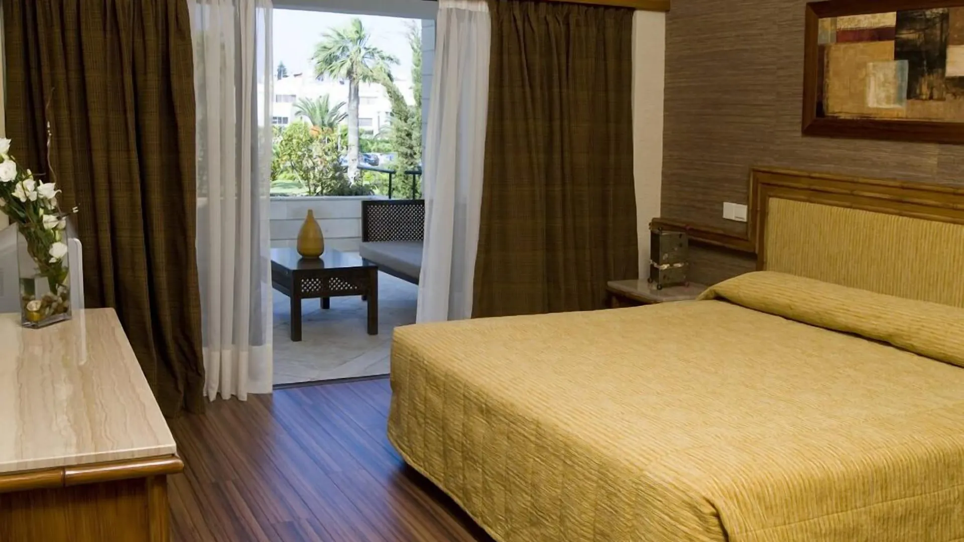 Palm Beach Hotel & Bungalows 라르나카