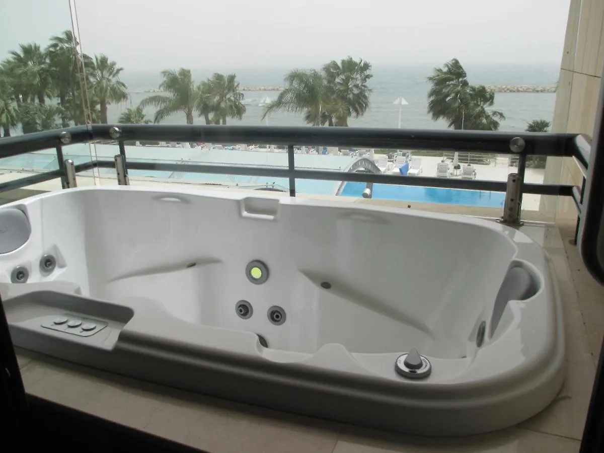 Palm Beach Hotel & Bungalows لارنكا 4*,